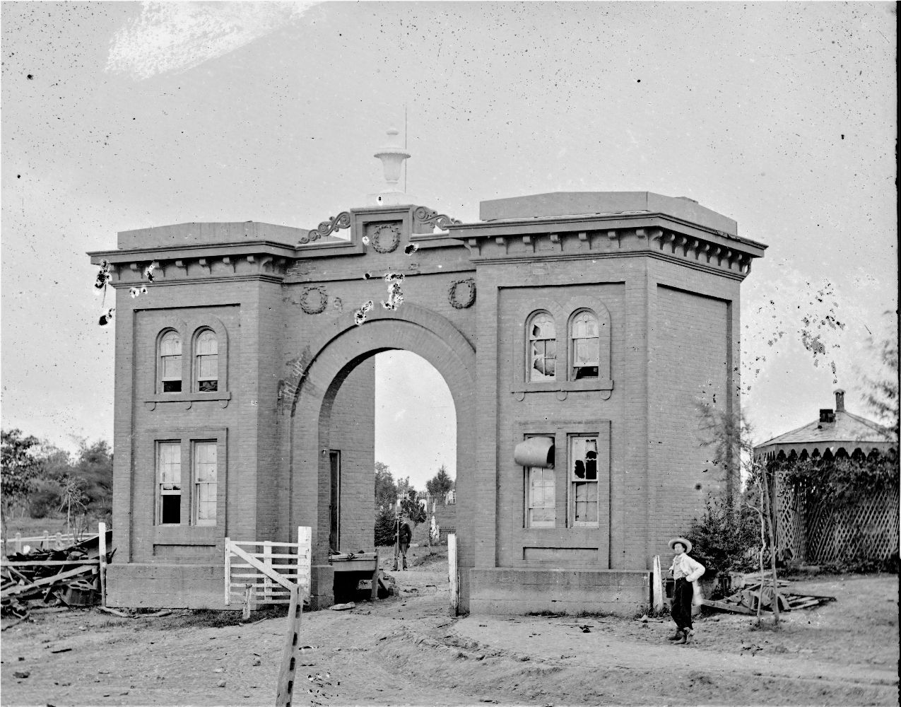 gate2.jpg
