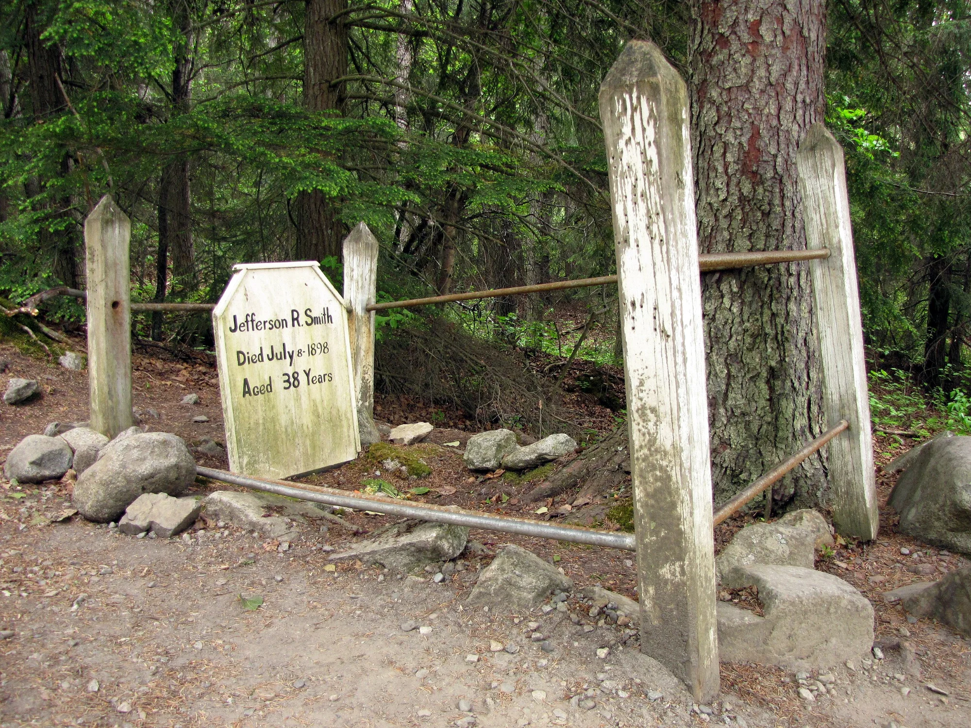 Soapy_Smith_grave_Skagway_2009.webp
